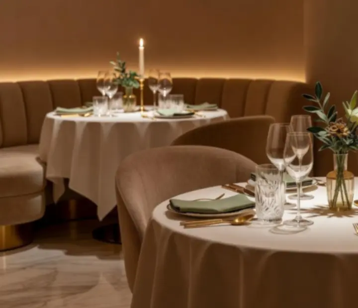 Hangulatos, gyertyafényes éttermi enteriőr elegáns terítéssel